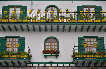Façade de maison aux balcons fleuri à Bera (31780), Navarre en Espagne, Europe
