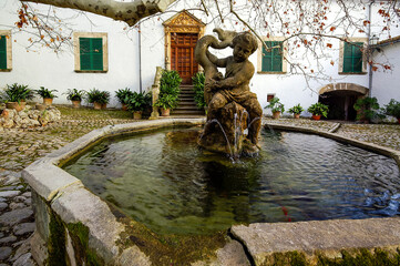 Fuente en el patio de entrada.Antigua finca árabe de Alfàbia.Bunyola.Tramuntana.Mallorca.Baleares.España. © Tolo