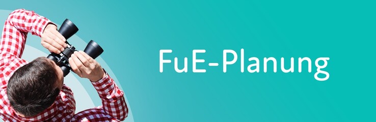 Fototapeta premium FuE-Planung. Mann bei Beobachtung mit Fernglas. Fokus auf Text/Wort. Panorama Format. Hintergrund blau/türkis.