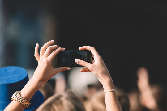 Fun shooting music concert on smartphone