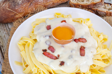 tagliatelles à la carbonara sur une table en bois