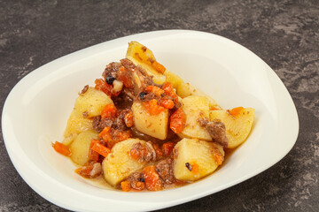 Roasted potato and beef with sauce