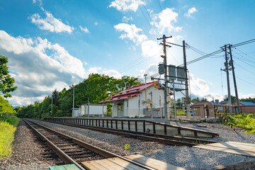 2020年8月 夏の北海道 美馬牛駅 線路から駅舎を望む