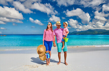 Naklejka premium Family with three year old boy on beach. Seychelles, Mahe.