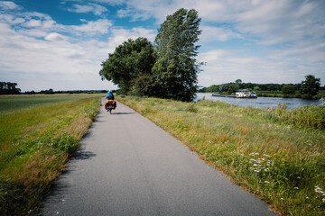 Frau auf Radtour an der Ems, Emsradweg, Emsland