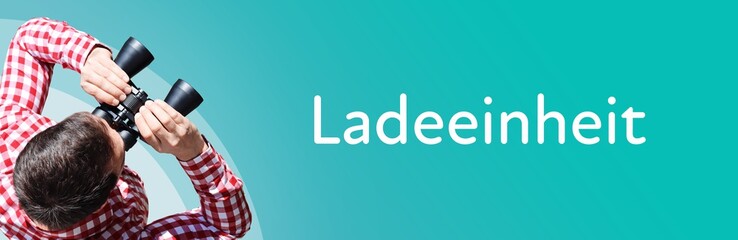 Naklejka premium Ladeeinheit. Mann bei Beobachtung mit Fernglas. Fokus auf Text/Wort. Panorama Format. Hintergrund blau/türkis.