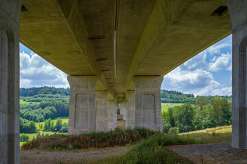 Eine Autobahnbrücke in der Landschaft