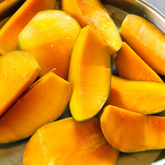 Ripe mangoes slices