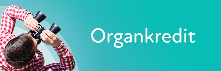 Fototapeta premium Organkredit. Mann bei Beobachtung mit Fernglas. Fokus auf Text/Wort. Panorama Format. Hintergrund blau/türkis.