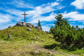 Obraz premium Gipfel des Prediktstuhls mit Kreuz im Berchtesgadener Land