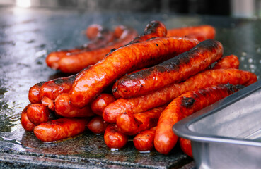 Deliciosas salchichas rumanas haciéndose a la plancha. En un puesto de venta junto al castillo de...