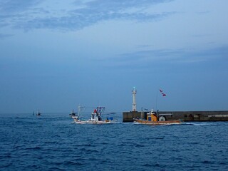 早朝、港から瀬戸内の漁場に向かう漁船