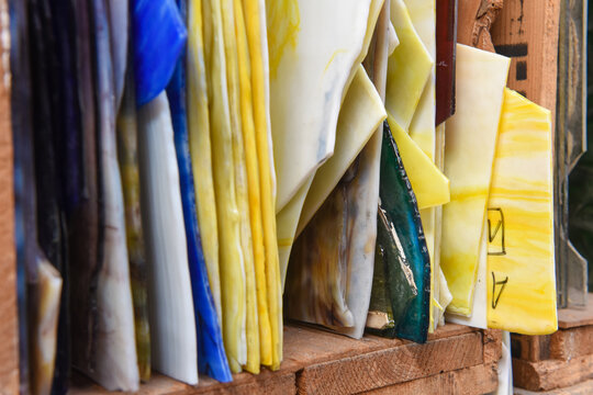 maitre verrier art  vitraux artisan restauration couleur atelier verrerie