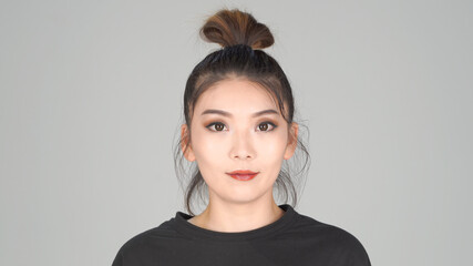 Fototapeta premium 正面を見つめる女性