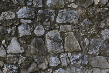 muro si sassi colorati e cementati