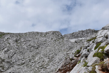 Schneefeld im Gebirge, Rest von Schneefeld mit Felsstaub, Schneeschmelze, Schneefelder schmelzen	
