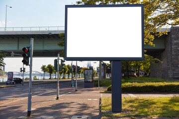 Digital Poster Billboard Plakatwand Mock-Up in Stadt - obrazy, fototapety, plakaty