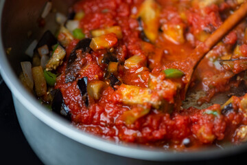 Vegetales cocinados berenjena espinaca jitomate pimiento aceitunas albahaca ingredientes lasaña...
