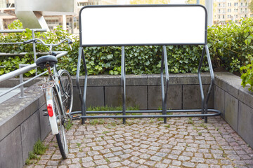 Fahrradständer mit Werbefläche Mock-Up und Fahrrad