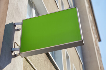 Grünes leeres Schild als Logo Mock-Up Template