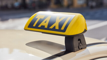 Taxi Schild auf einem Auto am Tag in der Stadt