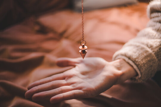 Palm reading, characterization and foretelling the future through the study of the palm with pendulum. Shamanism and hypnosis 