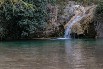Cascada en mitad de la naturaleza