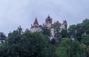 Naklejka premium El castillo de Bran comúnmente conocido fuera de Rumanía como el castillo de Drácula en un día nublado. Bran, Rumanía.