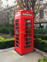 Fototapeta premium traditional red london telephone box