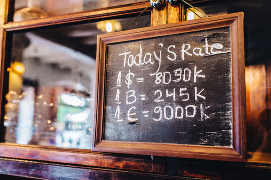 Blackboard displaying today's exchange rate