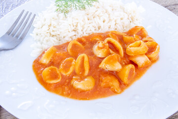 assiette de calamars à l'américaine et riz blanc