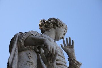 Antike Statue von einer Frau mit gehobener Hand
