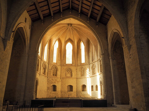 Iglesia con luz entrando por las ventanas