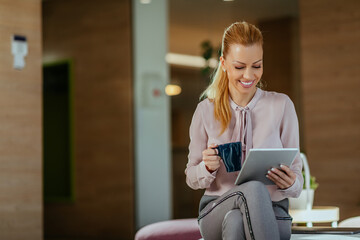 Fototapeta premium Entertainment during office break