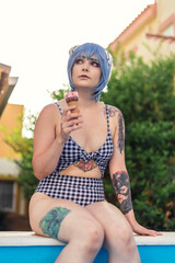 Androide dia en al piscina con bañador 