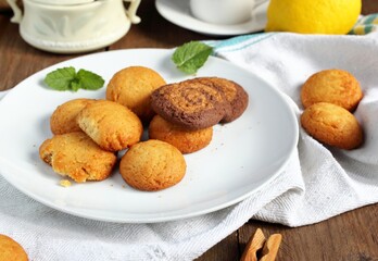 Biscotti alla mela su piatto bianco. Colazione italiana.