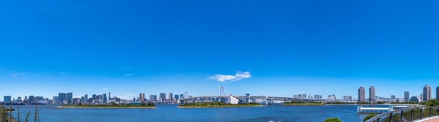 快晴の東京ベイエリア 東京湾とレインボーブリッジの風景 高解像度ワイドパノラマ / Scenery of Tokyo Bay area and Rainbow Bridge. High resolution wide panorama.