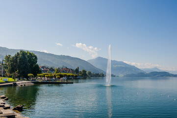 Fototapeta premium Stadt Zug, Zug, Stadt, Zugersee, Seeufer, See, Fontäne, Rigi, Berge, Altstadt, Zuger Altstadt, Altstadthäuser, Zugerberg, Schifffahrt, Seerundfahrt, Sommer, Schweiz