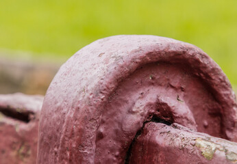 Detalhe de um banco bem antigo em Paranapiacaba