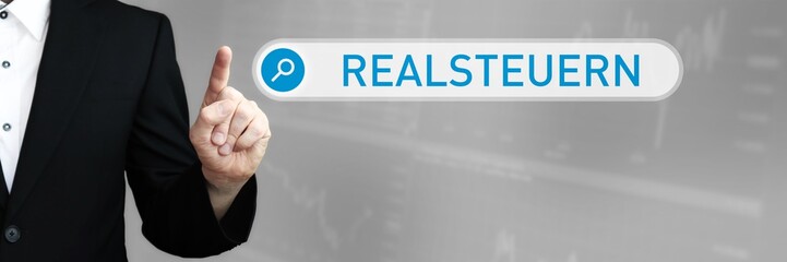 Realsteuern. Mann zeigt mit Finger auf Suchfeld im Internet-Browser. Wort/Text (blau) in der Suche.
