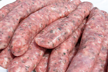 plusieurs saucisses chipolatas sur un plat