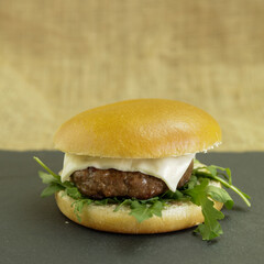Hamburger con formaggio e verdura
