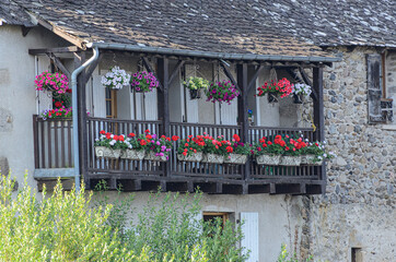 Balcone in legno con vasi di fiori, Argenta (France)