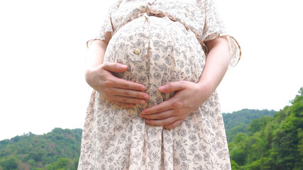 臨月の妊婦さんの大きなお腹
