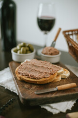 Leberwurst en rebanada de pan