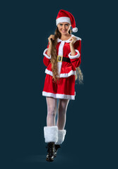 Nikolaus Lady in rotem Nikolaus Kostüm , Studioaufnahme vor blauem Hintergrund, freut sich auf Weihnachten.