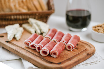 jamón crudo en tabla con queso azul y vino tinto