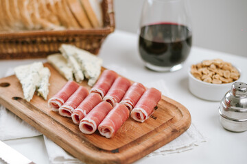 jamón crudo en tabla con queso azul y vino tinto