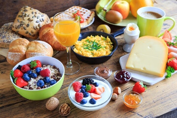 gedeckter frühstückstisch