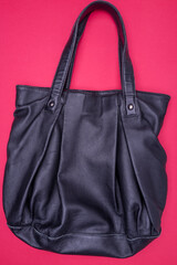 sac à main en cuir noir usagé pour femme